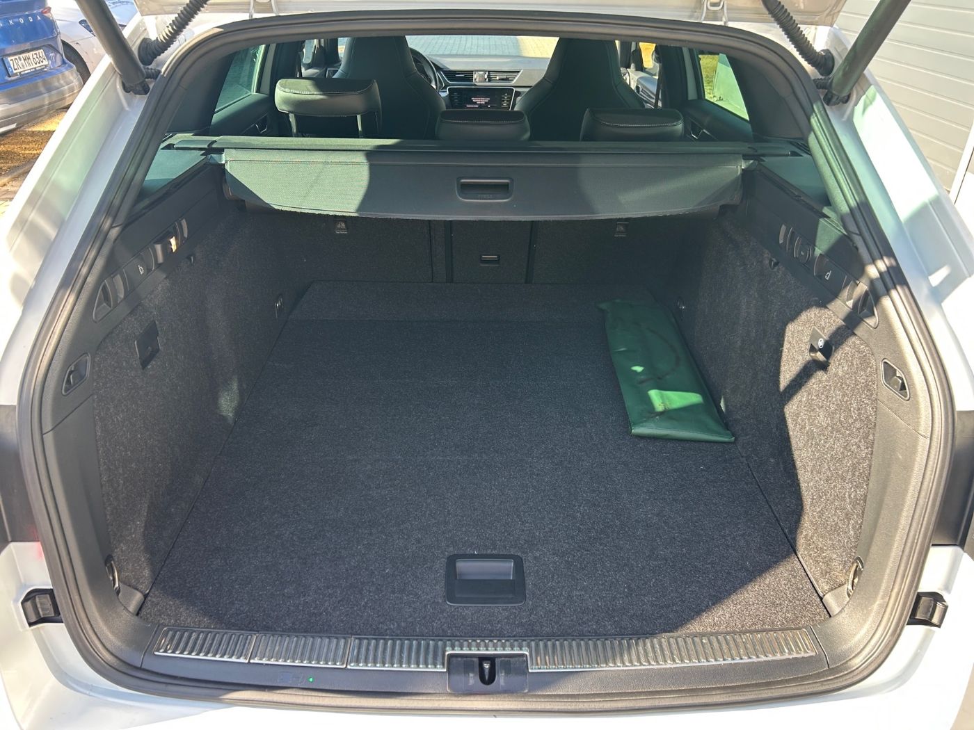 Škoda Superb Combi 2.0 TDI 4x4 Sportline AHK Navi ACC Bild 12