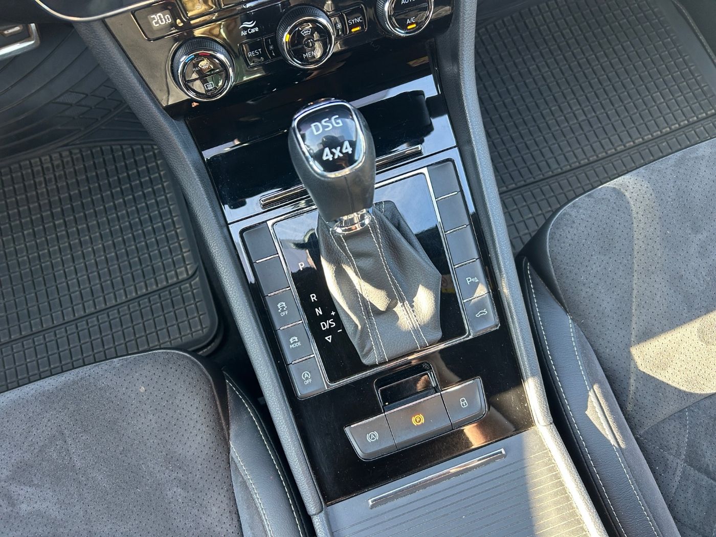 Škoda Superb Combi 2.0 TDI 4x4 Sportline AHK Navi ACC Bild 15