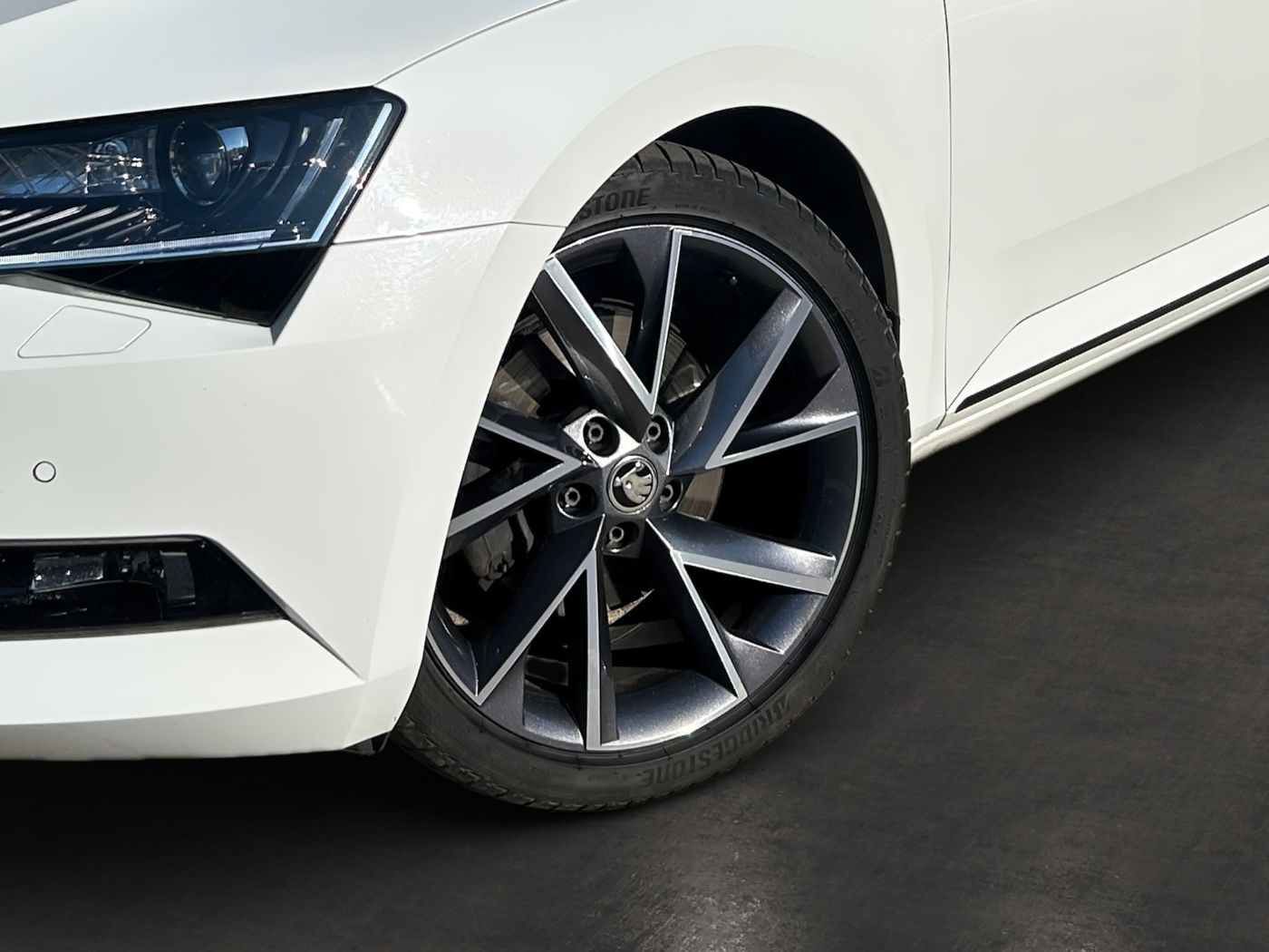 Škoda Superb Combi 2.0 TDI 4x4 Sportline AHK Navi ACC Bild 6