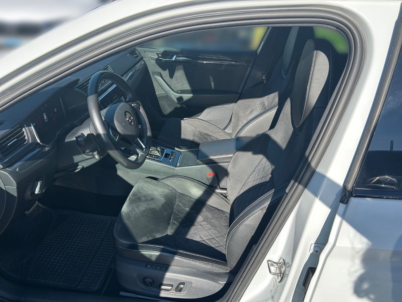 Škoda Superb Combi 2.0 TDI 4x4 Sportline AHK Navi ACC Bild 7