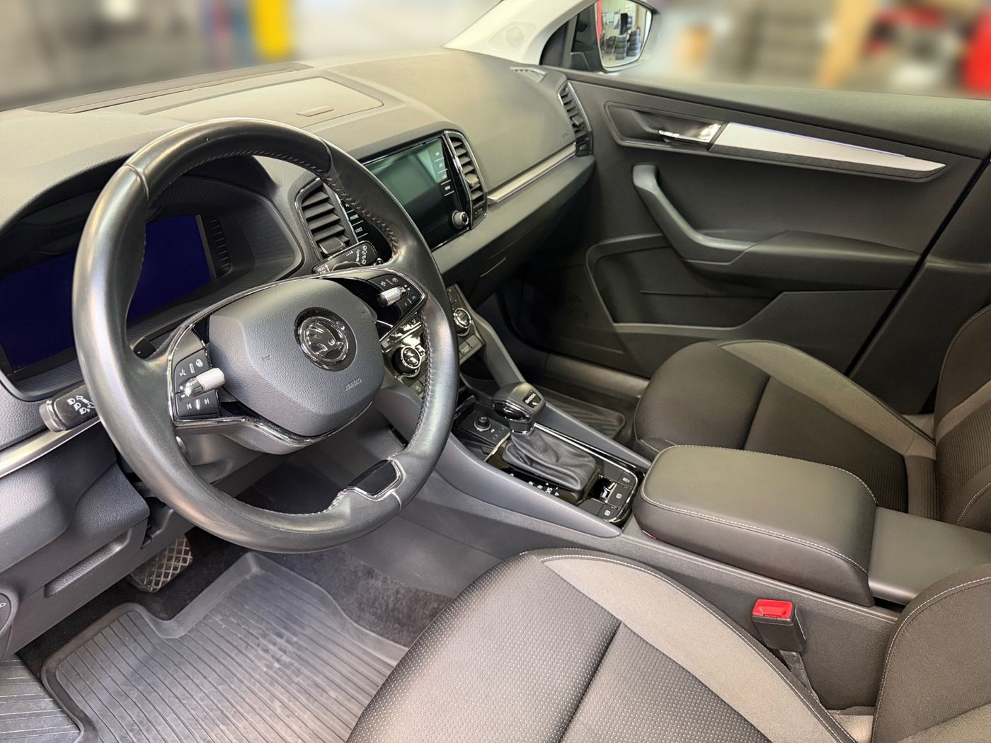 Škoda Karoq Tour 2,0 TDI DSG AHZV Navi RFK KlimaA 4xSHZ Bild 7