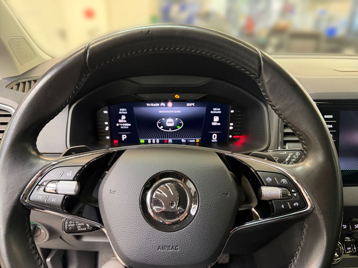 Škoda Karoq Tour 2,0 TDI DSG AHZV Navi RFK KlimaA 4xSHZ Bild 8