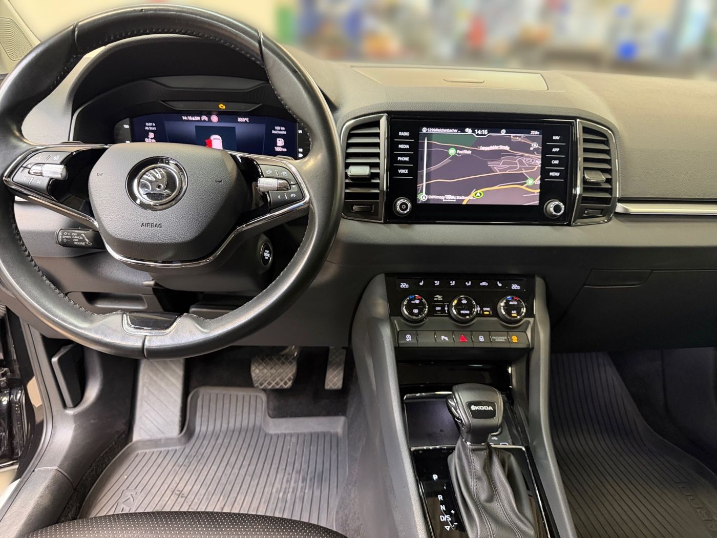 Škoda Karoq Tour 2,0 TDI DSG AHZV Navi RFK KlimaA 4xSHZ Bild 10