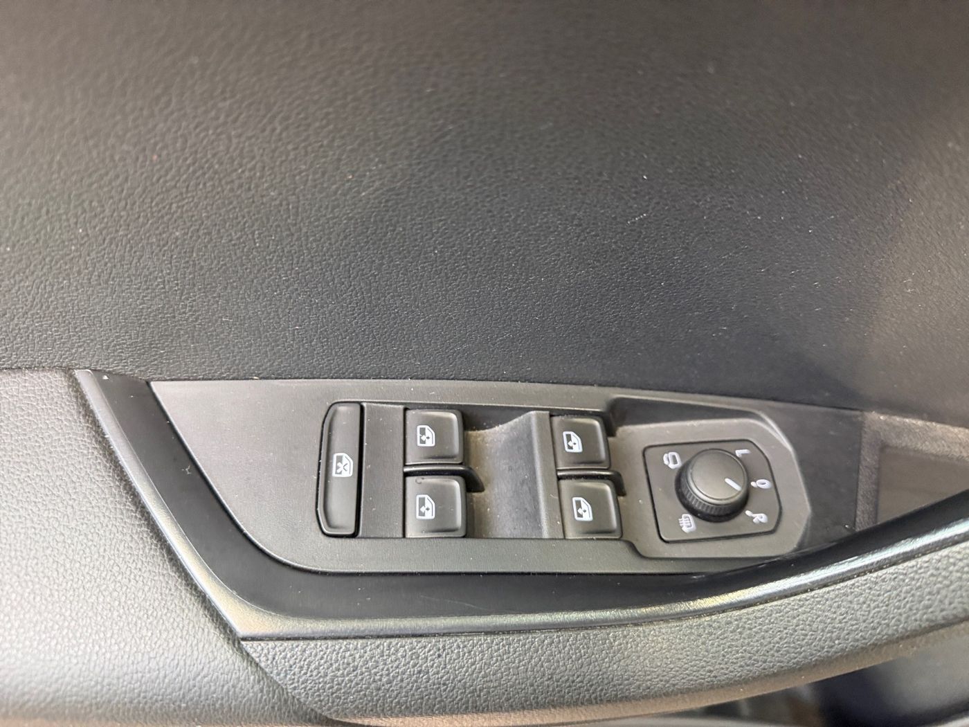 Škoda Karoq Tour 2,0 TDI DSG AHZV Navi RFK KlimaA 4xSHZ Bild 13