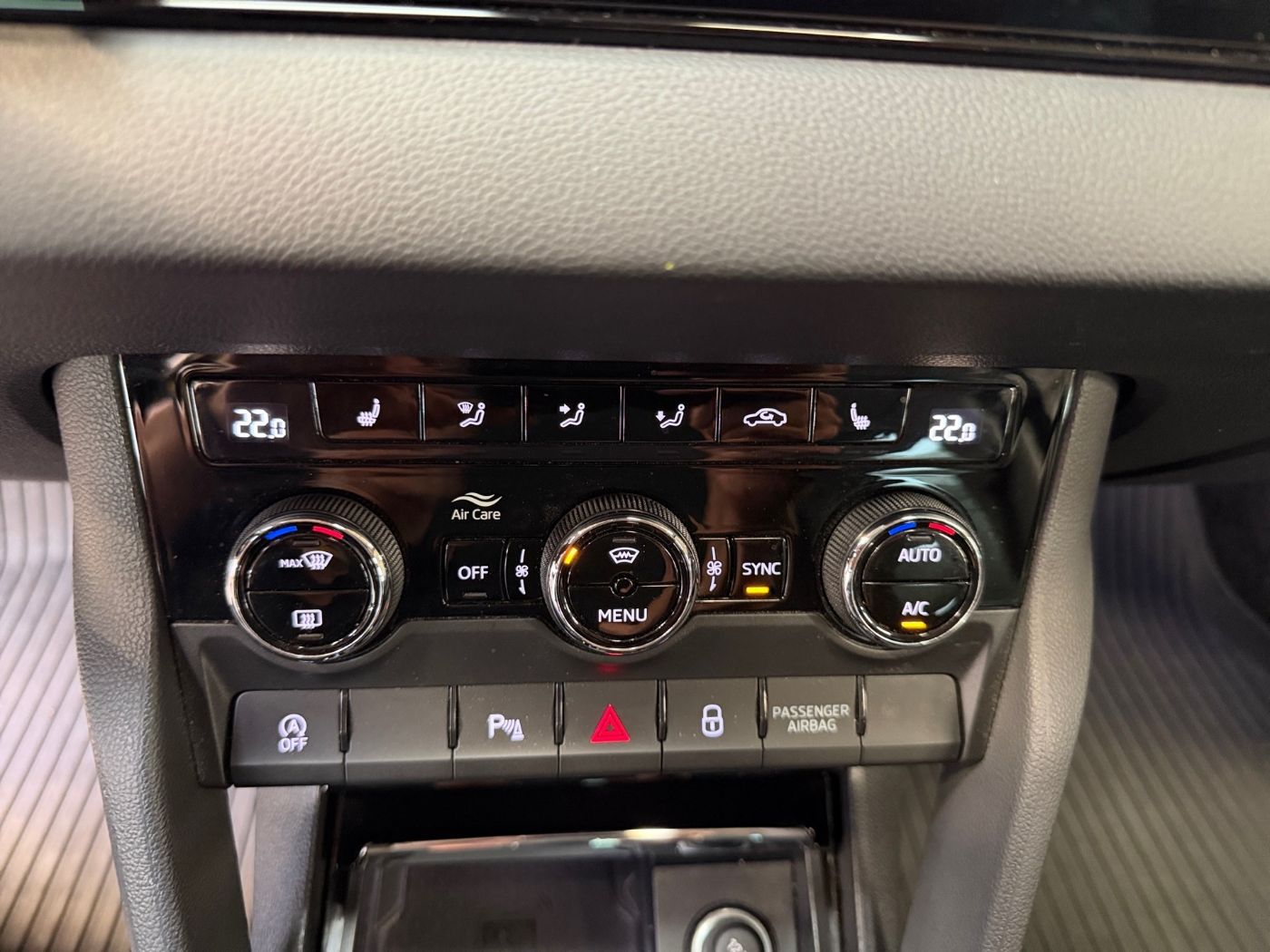 Škoda Karoq Tour 2,0 TDI DSG AHZV Navi RFK KlimaA 4xSHZ Bild 15