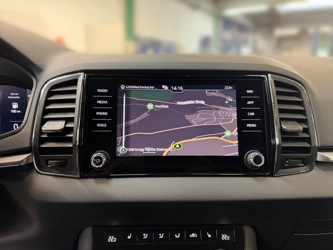 Škoda Karoq Tour 2,0 TDI DSG AHZV Navi RFK KlimaA 4xSHZ Bild 9