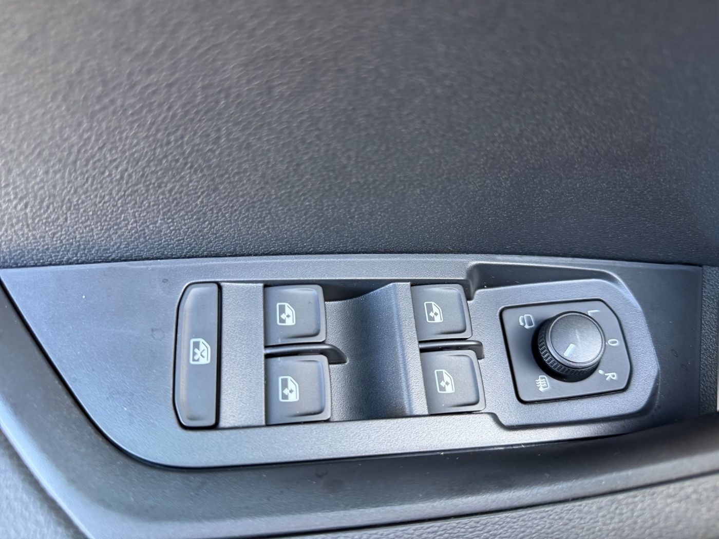 Skoda Karoq Selection 1.5 TSI ACT Navi 2xKlima AHK LED Bild 13