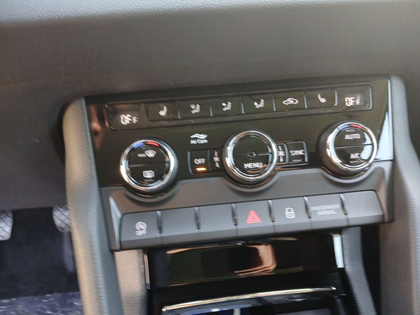 Skoda Karoq 1.5 TSI ACT Selection Navi 2xKlima AHK LED Bild 13
