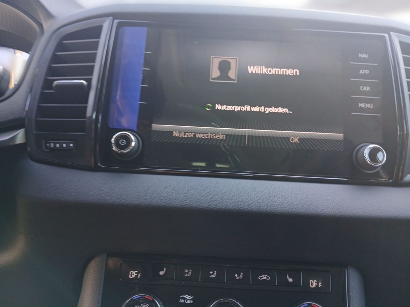 Skoda Karoq 1.5 TSI ACT Selection Navi 2xKlima AHK LED Bild 9