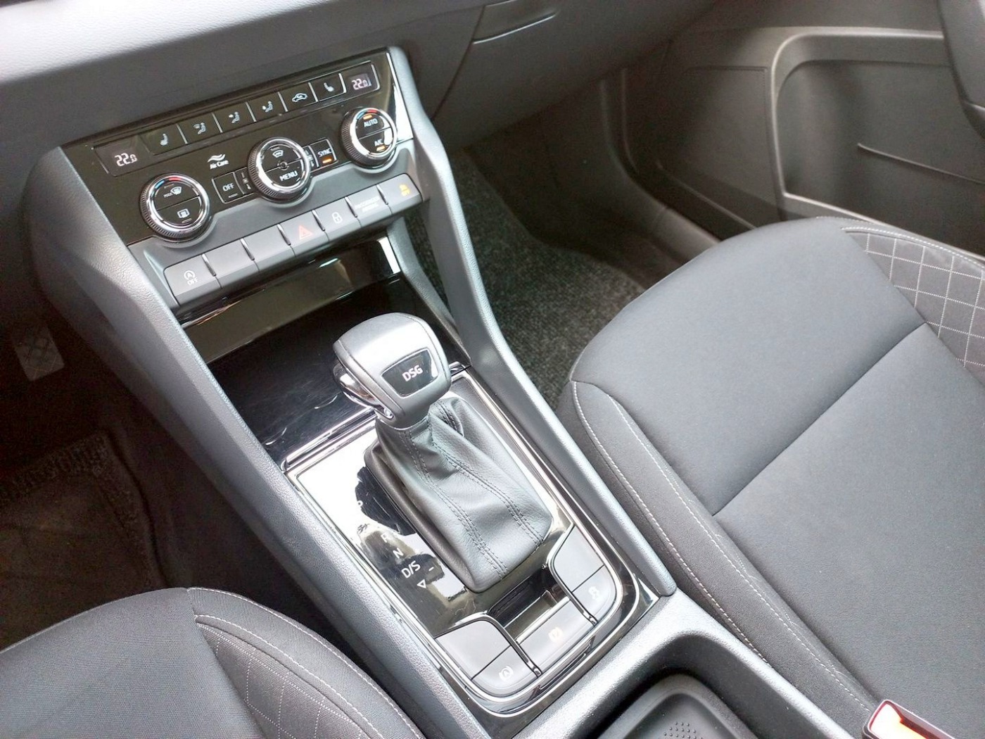 Skoda Karoq 1.5 TSI DSG Ambition DAB LHZ NAVI PDC SHZ Bild 14