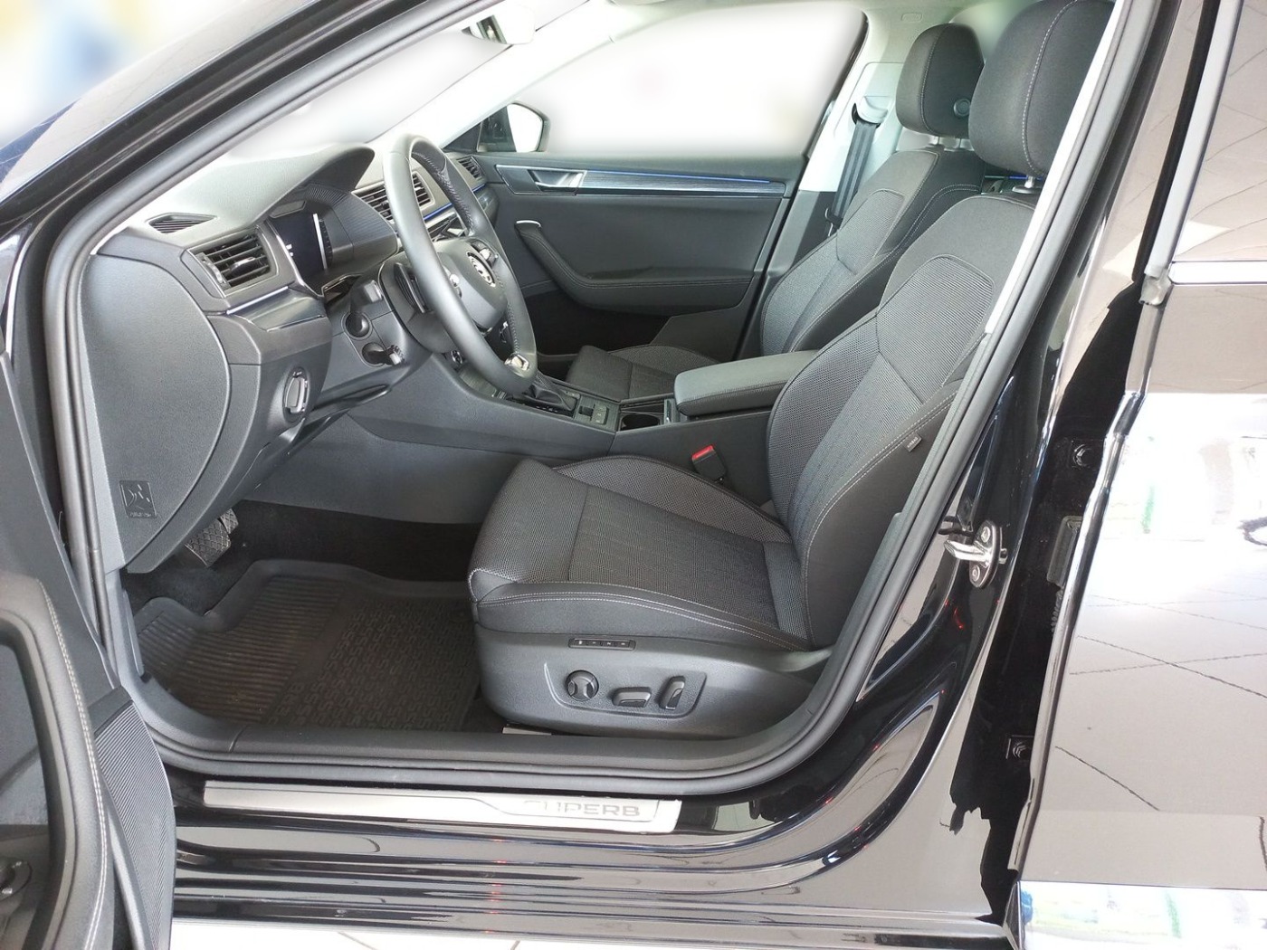 SKODA Superb Combi 2.0 TDI DSG Style AHK ACC LED NAVI Bild 10