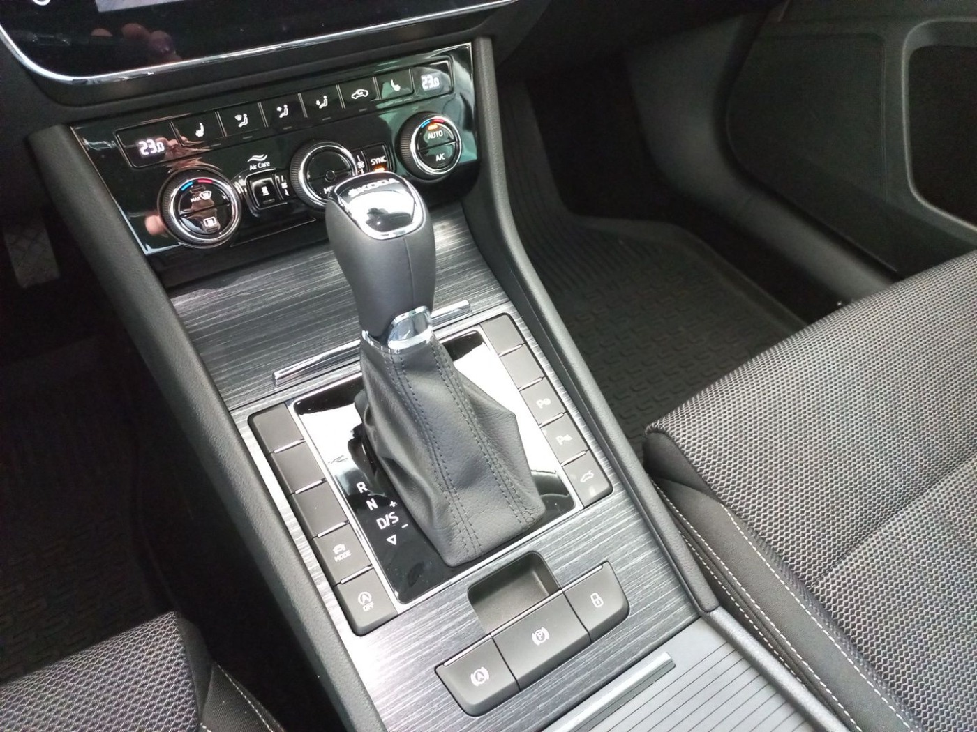 SKODA Superb Combi 2.0 TDI DSG Style AHK ACC LED NAVI Bild 17