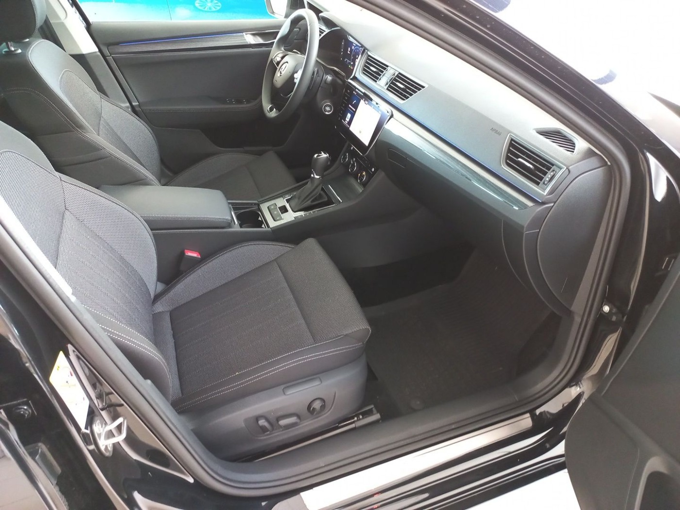 SKODA Superb Combi 2.0 TDI DSG Style AHK ACC LED NAVI Bild 18