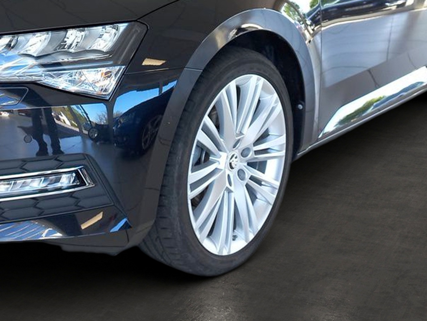 SKODA Superb Combi 2.0 TDI DSG Style AHK ACC LED NAVI Bild 6