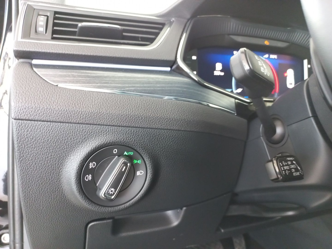 SKODA Superb Combi 2.0 TDI DSG Style AHK ACC LED NAVI Bild 9