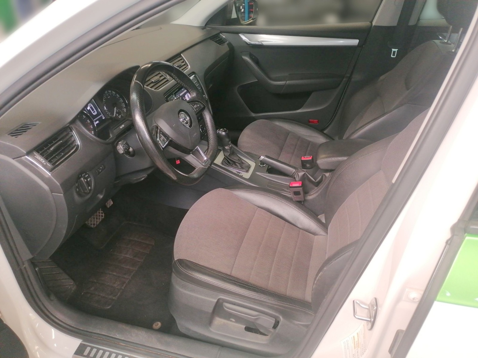 SKODA Octavia Combi 2.0 TDI DSG Elegance AHK NAVI SHZ Bild 10