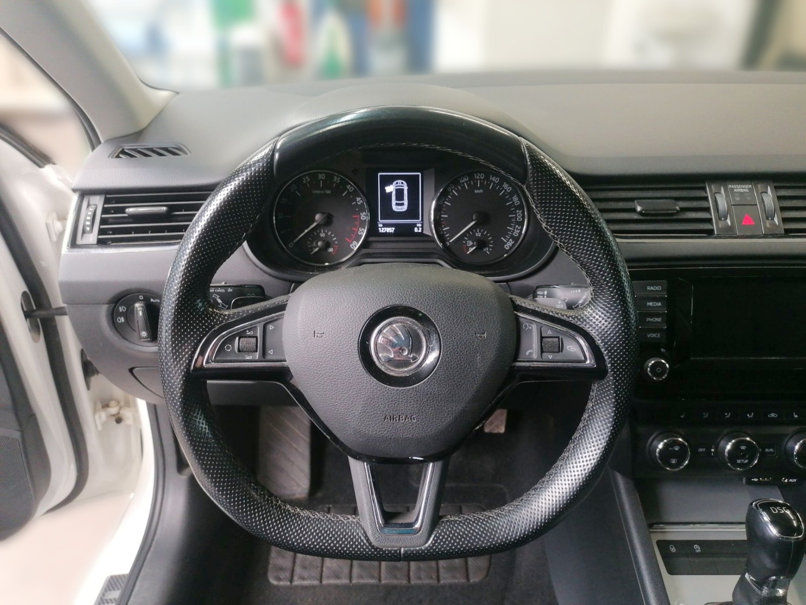 SKODA Octavia Combi 2.0 TDI DSG Elegance AHK NAVI SHZ Bild 13