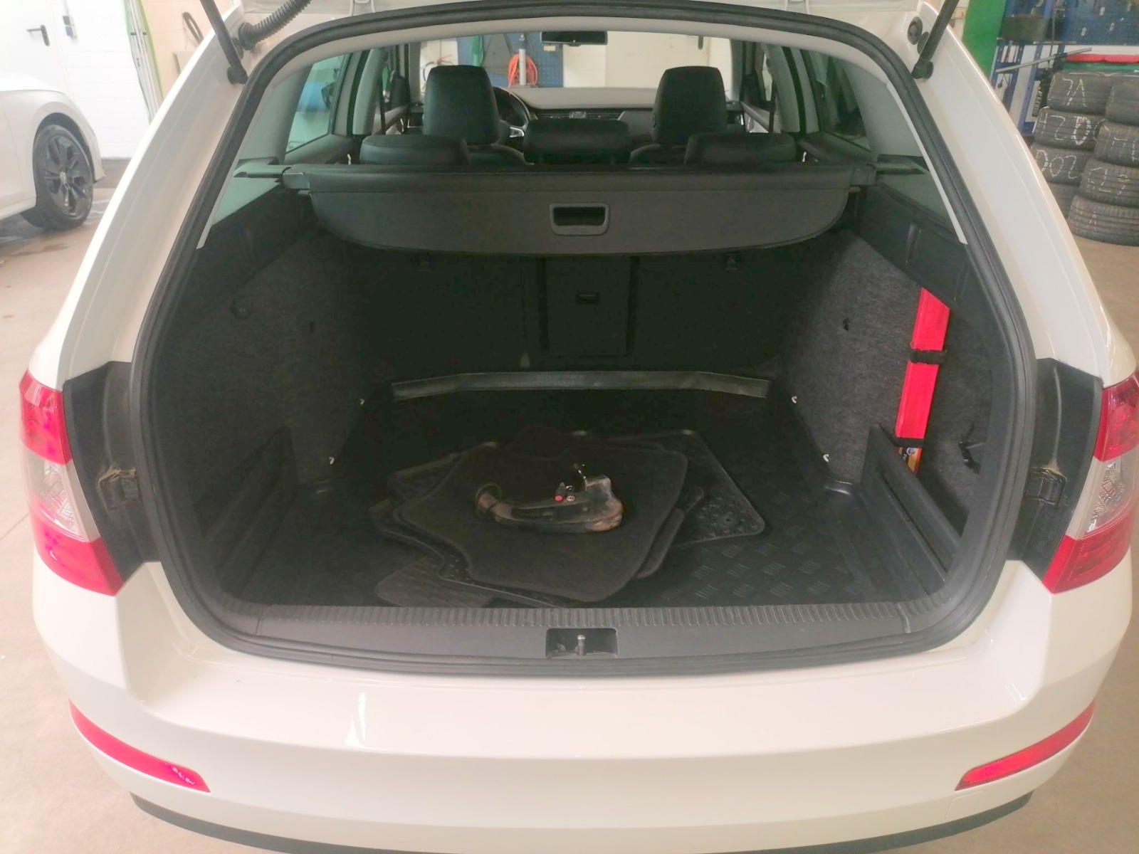 SKODA Octavia Combi 2.0 TDI DSG Elegance AHK NAVI SHZ Bild 7