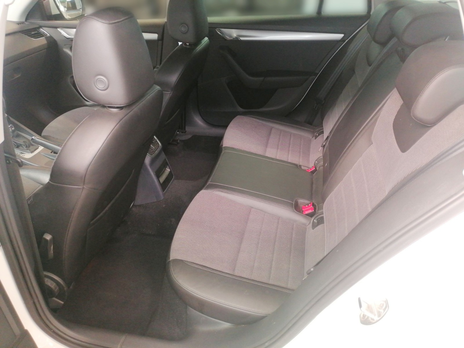 SKODA Octavia Combi 2.0 TDI DSG Elegance AHK NAVI SHZ Bild 9